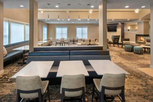Гостиная зона в Residence Inn Hartford Manchester