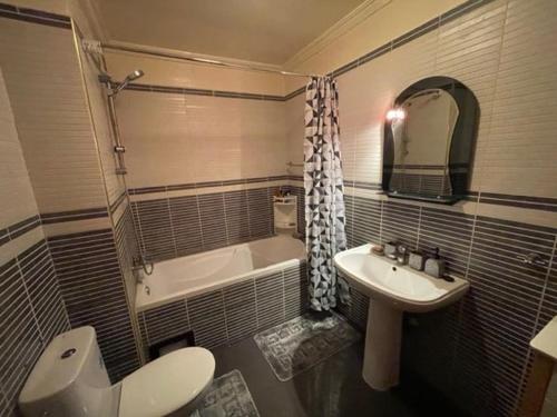 ein Badezimmer mit Waschbecken, Toilette und Badewanne in der Unterkunft Heart of Marrakech in Marrakesch