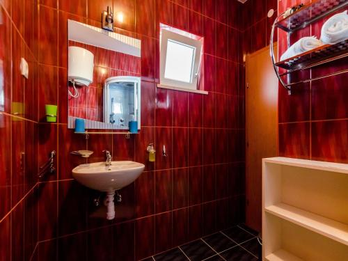 Apartments Aura - Comfort Studio Apartment 5 with shared swimming pool