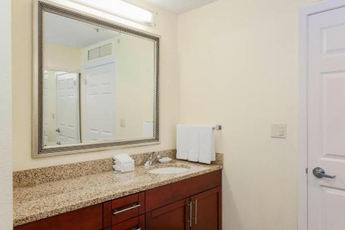 Bilik mandi di Residence Inn Bakersfield