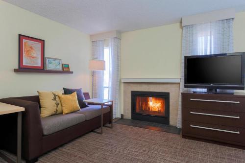 Televisyen dan/atau pusat hiburan di Residence Inn Bakersfield
