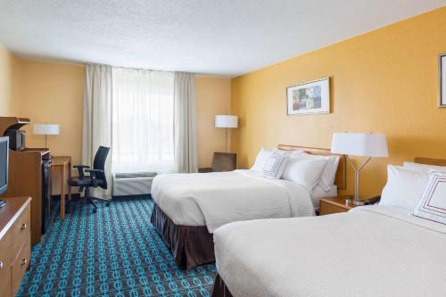 una camera d'albergo con due letti e una televisione di Fairfield Inn & Suites Valparaiso a Valparaiso