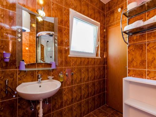 Apartments Aura - Comfort Studio Apartment 4 with shared swimming pool