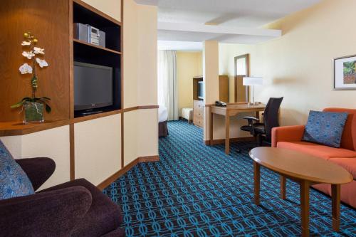 una camera d'albergo con divano, tavolo e TV di Fairfield Inn & Suites Valparaiso a Valparaiso