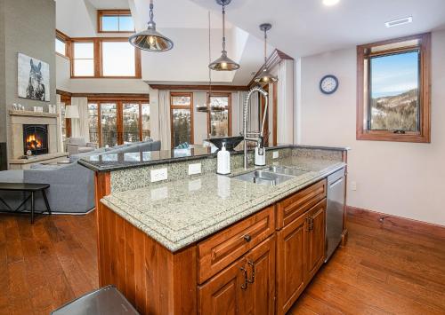 Fotografie z fotogalerie ubytování Ritz Carlton Vail #402 condo v destinaci Vail