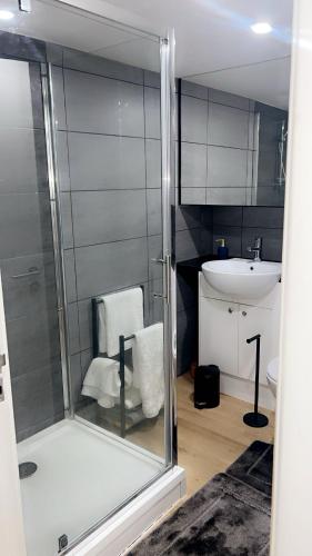 Ένα μπάνιο στο 1 Bedroom Dolce apartment