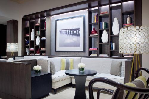 Area soggiorno di Boca Raton Marriott at Boca Center