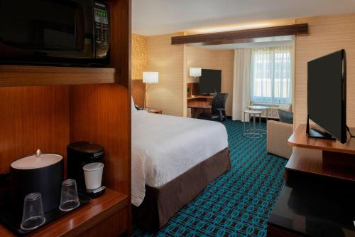 Телевизор и/или развлекательный центр в Fairfield Inn & Suites by Marriott Batesville