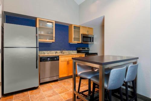 Cucina o angolo cottura di Residence Inn Boston North Shore/Danvers