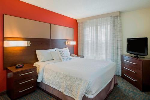 Кровать или кровати в номере Residence Inn Boston Framingham