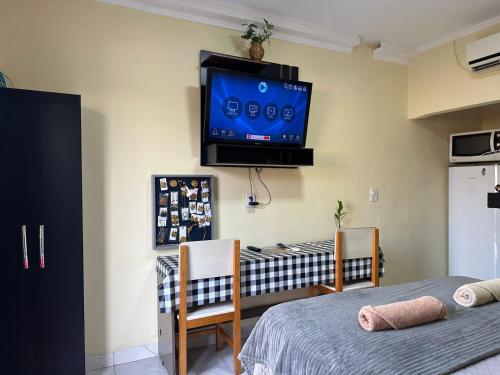 TV a/nebo společenská místnost v ubytování Capim de ouro Quartos Mobiliados a minutos do aeroporto