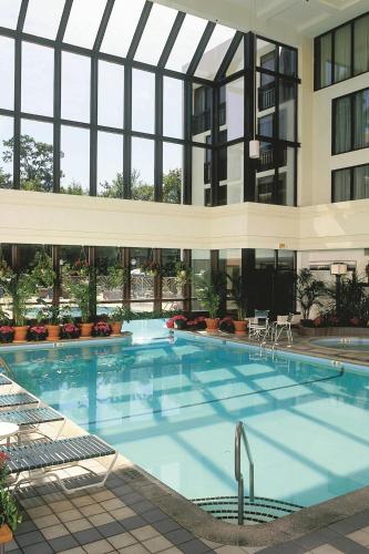a large swimming pool in a building at Marriott Park Ridge in Park Ridge