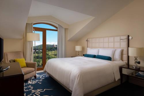 Postel nebo postele na pokoji v ubytování Tsaghkadzor Marriott Hotel