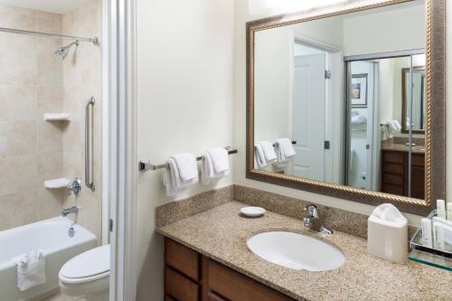Ένα μπάνιο στο Residence Inn Beaumont