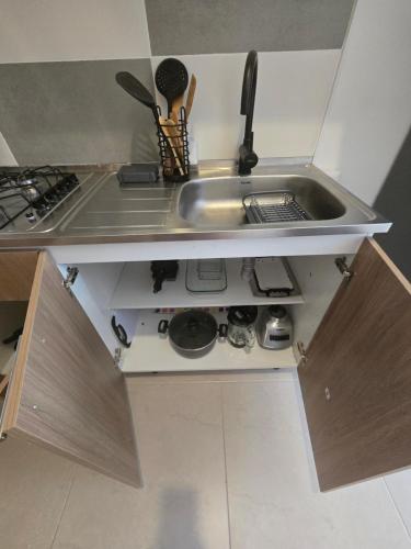 a small kitchen with a sink and a stove at Hermosa aparta Suite en Salinas del Mar Club House- By SanStap in Santa Marta