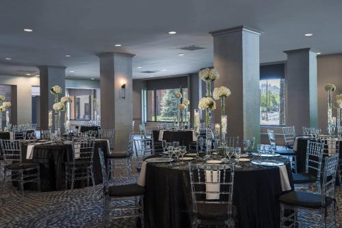 a banquet hall with tables and chairs with flowers at Philadelphia Marriott Old City in Philadelphia