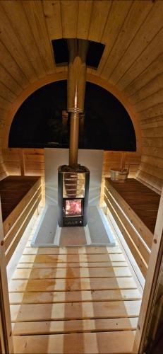 une vue intérieure d'un sauna avec cheminée dans l'établissement Logement Entier, à Saint-Jean-Lachalm