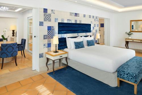 Katil atau katil-katil dalam bilik di Pine Cliffs Hotel, a Luxury Collection Resort, Algarve