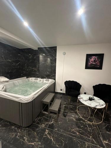 Photo de la galerie de l'établissement Appartement spa jaccuzi, à Cramoisy