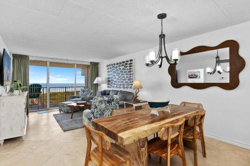 Un comedor y una sala de estar con mesa y sillas. en Breakers Condo Unit #307, en South Padre Island