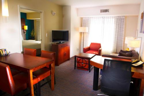 Televisyen dan/atau pusat hiburan di Residence Inn by Marriott Columbia Northwest/Harbison