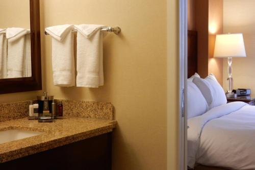 Letto o letti in una camera di Scottsdale Marriott Old Town
