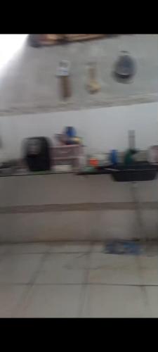 ein verschwommenes Bild eines Regals mit Gegenständen darauf in der Unterkunft Casa DE PRAIA EM BÚZIOS RN in Nísia Floresta