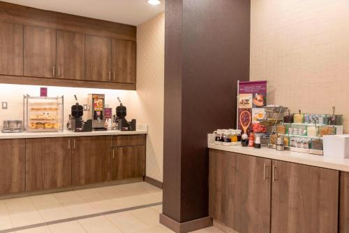 a lobby with a counter and aasteryasteryasteryasteryasteryasteryasteryasteryastery at Residence Inn by Marriott Akron South/Green in Akron