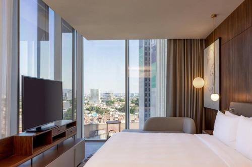 Postel nebo postele na pokoji v ubytování JW Marriott Hotel Guadalajara