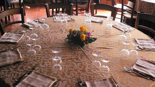 a table with wine glasses and flowers on it at Hotel Club Torre Capovento in Sperlonga