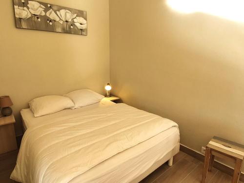 - une petite chambre avec un lit et une lampe dans l'établissement Studio avec Coin-Nuit, Terrasse et Parking, Centre Sainte-Maxime, Proche Plages - 4 Pers. - FR-1-780-61, à Sainte-Maxime