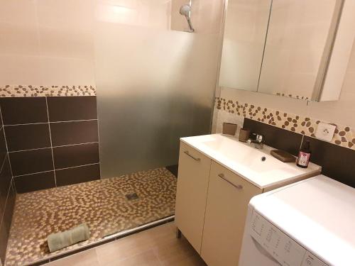 une petite salle de bain avec un lavabo et une douche dans l'établissement Studio avec Coin-Nuit, Terrasse et Parking, Centre Sainte-Maxime, Proche Plages - 4 Pers. - FR-1-780-61, à Sainte-Maxime