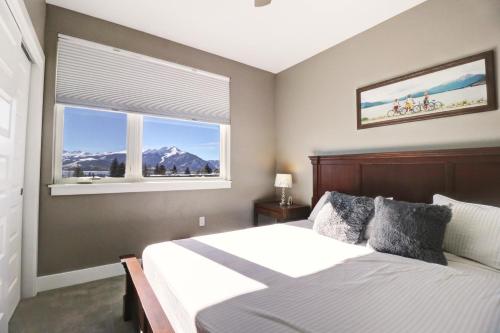 - une chambre avec un lit et une fenêtre donnant sur les montagnes dans l'établissement Sail Lofts 205 condo, à Dillon