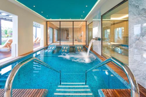 Bazén v ubytování Pine Cliffs Residence, a Luxury Collection Resort, Algarve nebo v jeho okolí