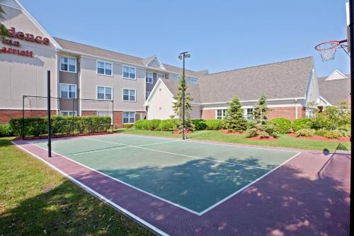un court de tennis en face d'un bâtiment dans l'établissement Residence Inn Chicago Southeast/Hammond, IN, à Hammond