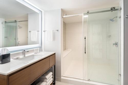 un bagno con lavandino e doccia di Marriott Greensboro Downtown a Greensboro