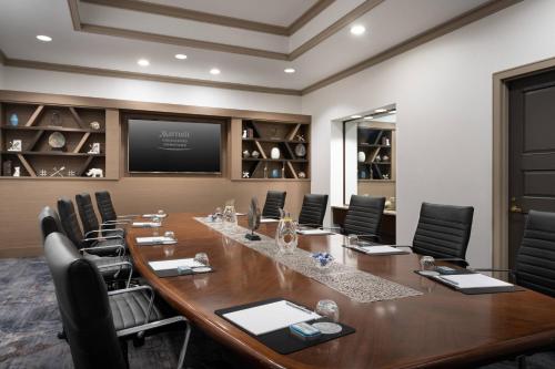 Zona business o sala conferenze di Marriott Greensboro Downtown