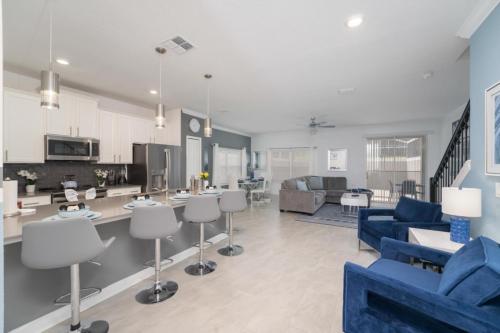 Brand New Luxury 5 Bedroom pool Home 272 photo 4