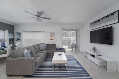 Brand New Luxury 5 Bedroom pool Home 272 photo 8