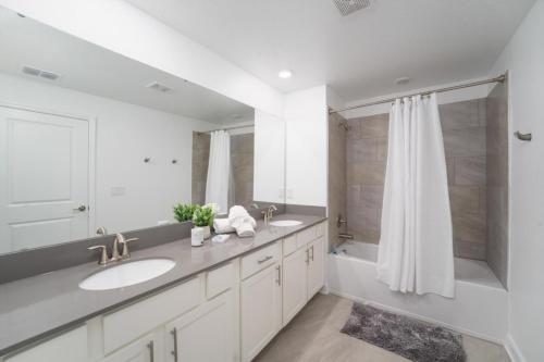 Brand New Luxury 5 Bedroom pool Home 272 photo 12