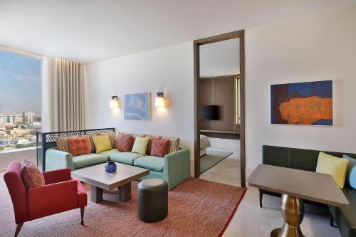 Coin salon dans l'établissement Assila, a Luxury Collection Hotel, Apartment Jeddah