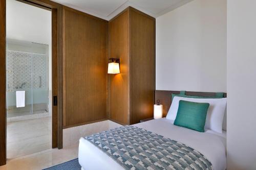 Un ou plusieurs lits dans un hébergement de l'établissement Assila, a Luxury Collection Hotel, Apartment Jeddah