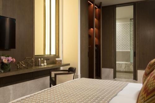 Un ou plusieurs lits dans un hébergement de l'établissement Assila, a Luxury Collection Hotel, Apartment Jeddah
