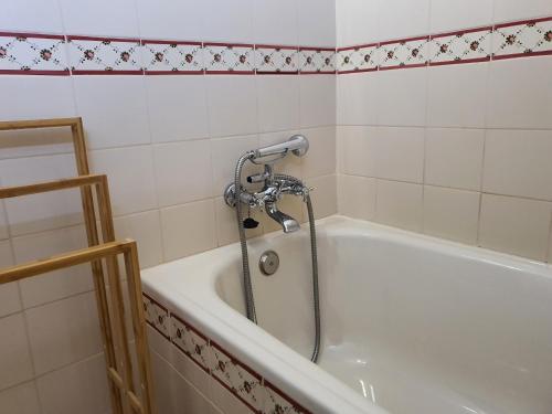 a bath tub with a shower in a bathroom at Casa Iris Cunqueiros in Sobreira Formosa