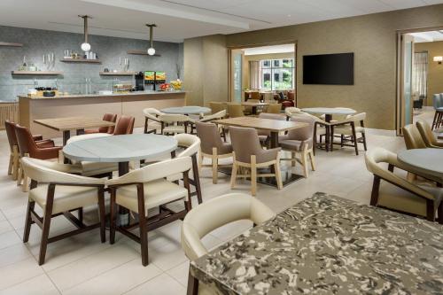 un ristorante con tavoli e sedie e una cucina di Residence Inn by Marriott Chicago Downtown/River North a Chicago