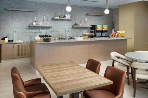 una cucina con tavolo e sedie in legno di Residence Inn by Marriott Chicago Downtown/River North a Chicago