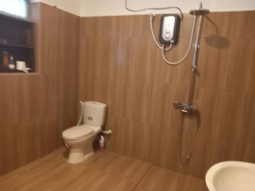 Un baño con inodoro y ducha. en Piya House, en Weligama