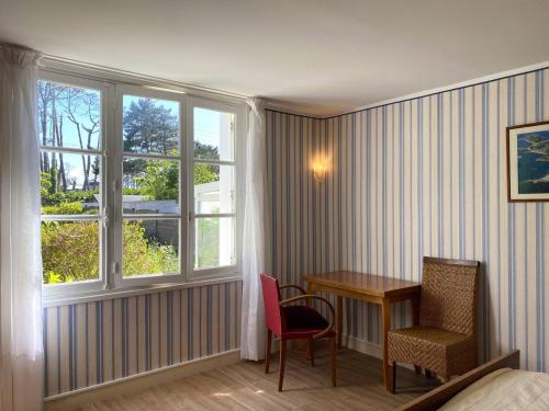 une pièce avec une table, des chaises et une fenêtre dans l'établissement Maison à 350m plage avec jardin sud et WIFI à Trégastel - FR-1-368-437, à Trégastel