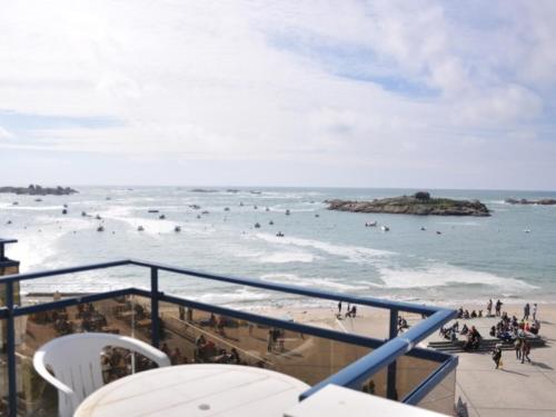 Photo de la galerie de l'établissement Appartement cosy 2 chambres face à la mer à Trégastel - FR-1-368-445, à Trégastel