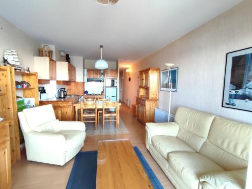 Photo de la galerie de l'établissement Appartement cosy 2 chambres face à la mer à Trégastel - FR-1-368-445, à Trégastel